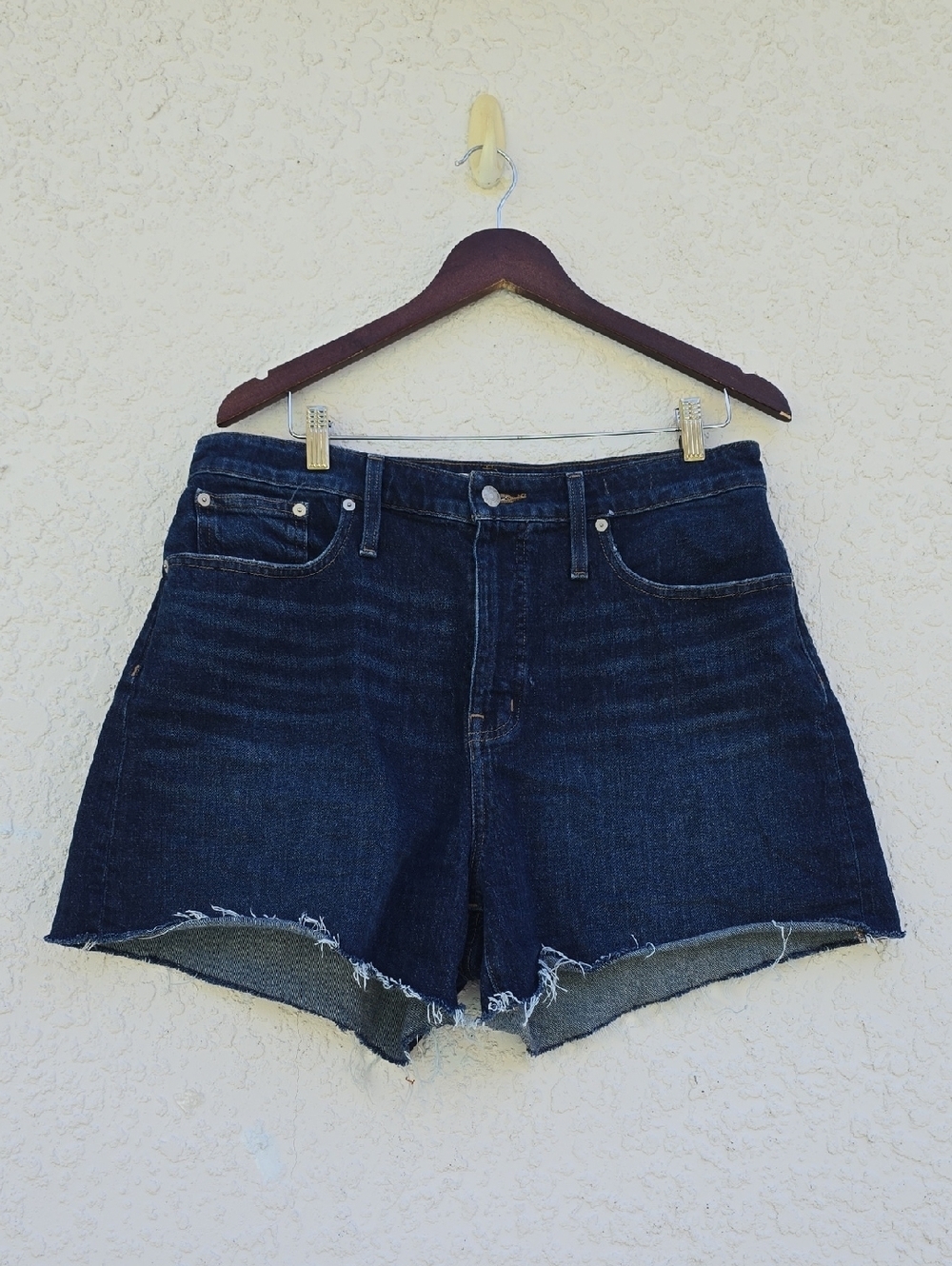 Madewell Curvy High-Rise Denim Shorts in Dark Wash - Raw Hem